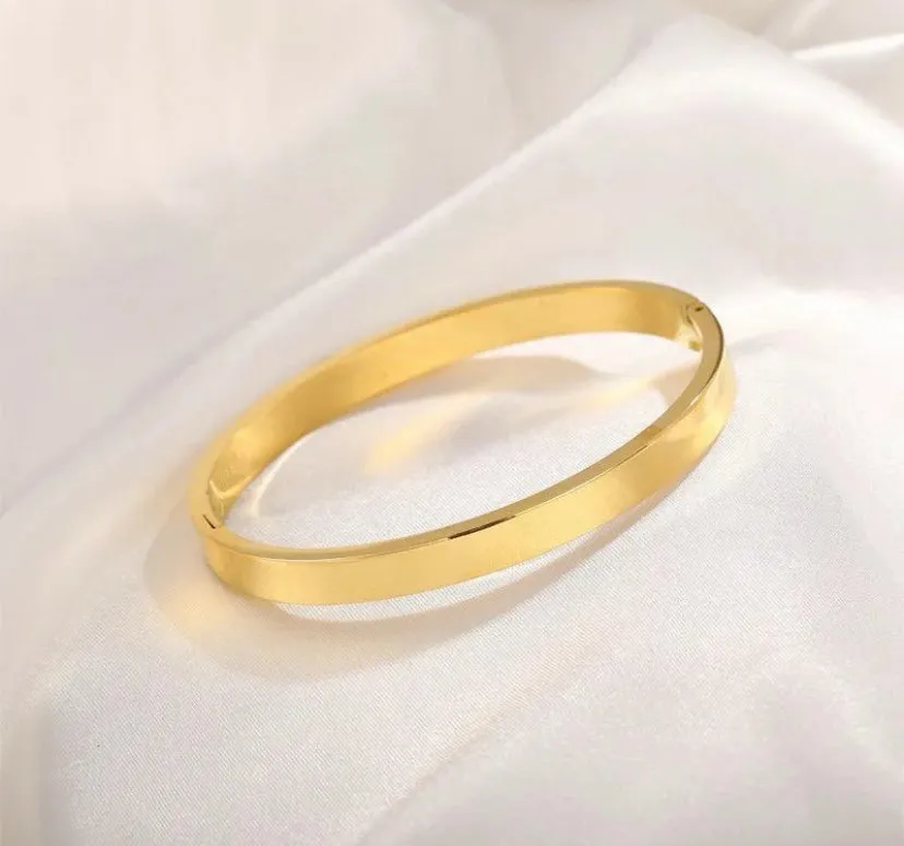 Minimal plain bangle